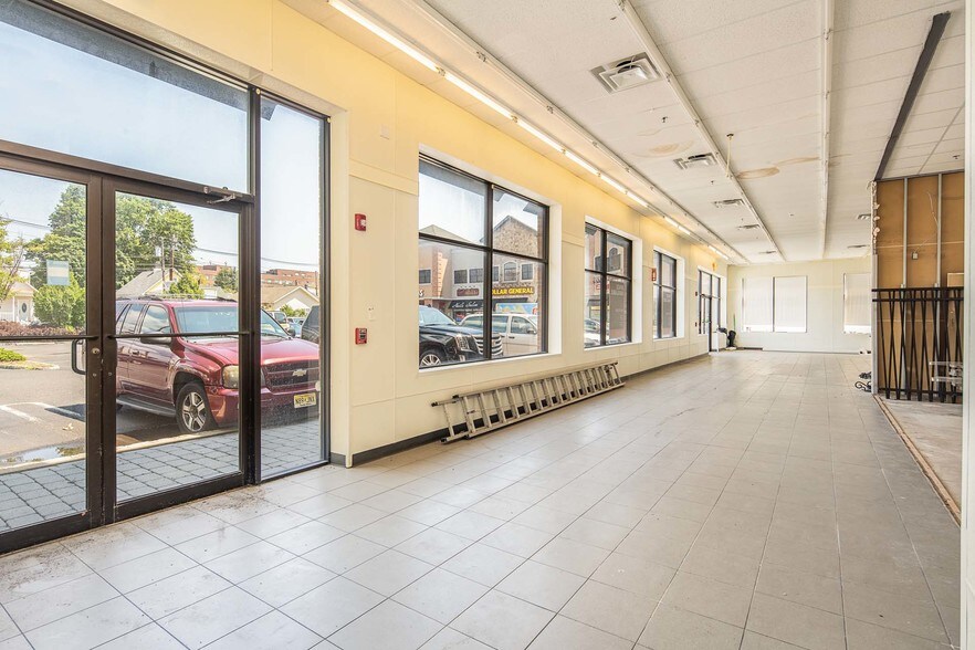 More Photos Of 547-564 Sayre Ave, Perth Amboy Storefront For Lease