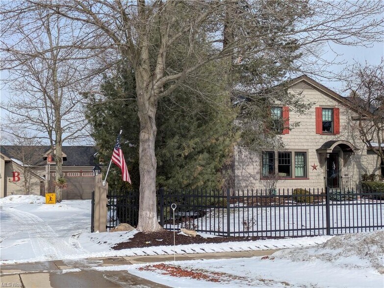 More Photos Of 17 W Walnut St, Jefferson General Retail For Sale