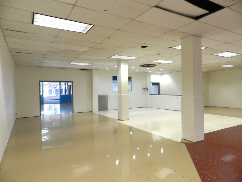 More Photos Of 202 E Main St, Montrose Storefront Retail Office For Lease