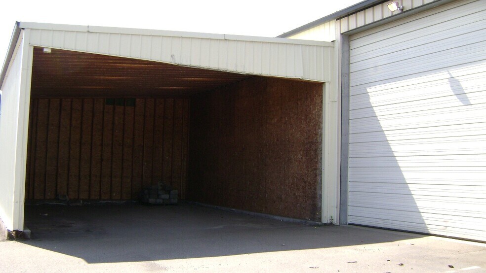 More Photos Of 325 E Happy Valley Rd, Roseburg Distribution For Lease