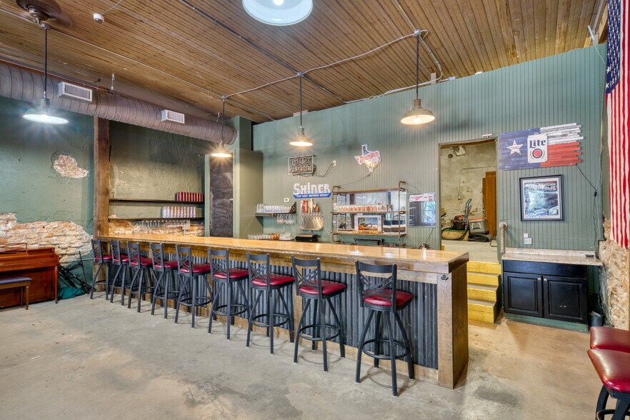 More Photos Of 514-520 N Railroad St, Burton Restaurant For Lease