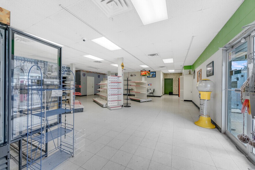 More Photos Of 154 Bridge St, Junior Restaurant For Sale