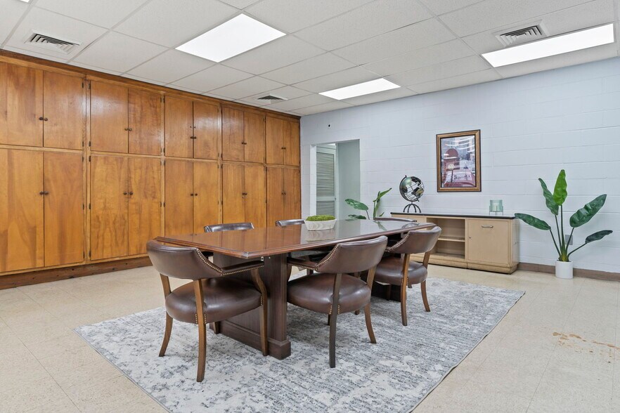 More Photos Of 1001 E 4th St, Richmond Showroom For Lease