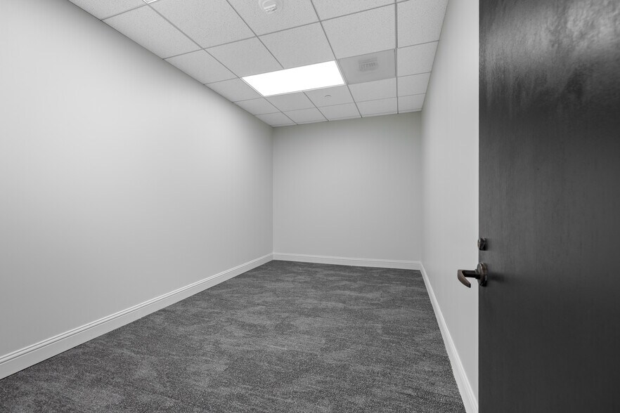 More Photos Of 17 S Briar Hollow Ln, Houston Office Residential For Lease