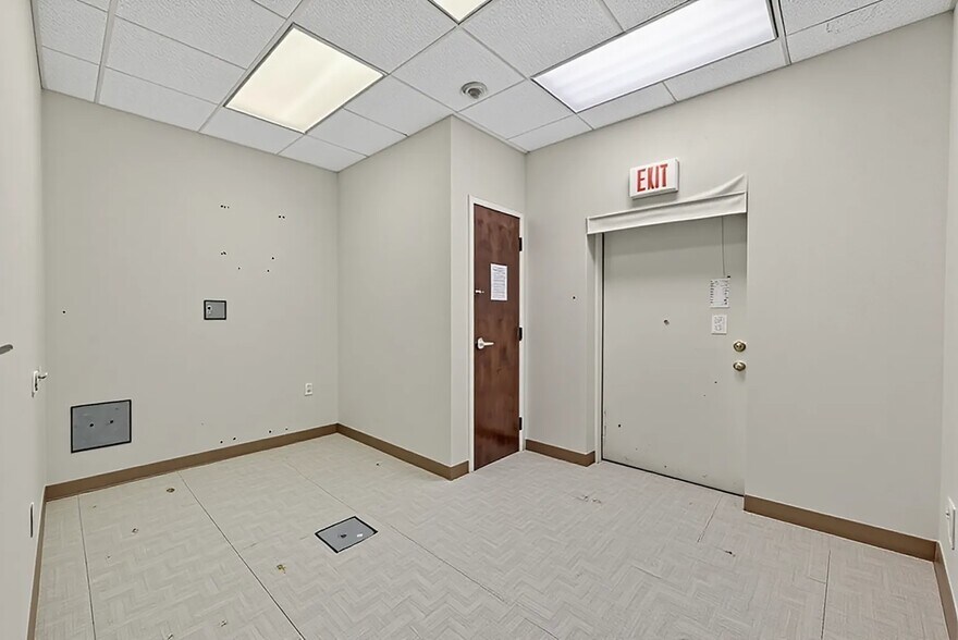 More Photos Of 24-26 Liberty Square Mall, Stony Point Office For Sale