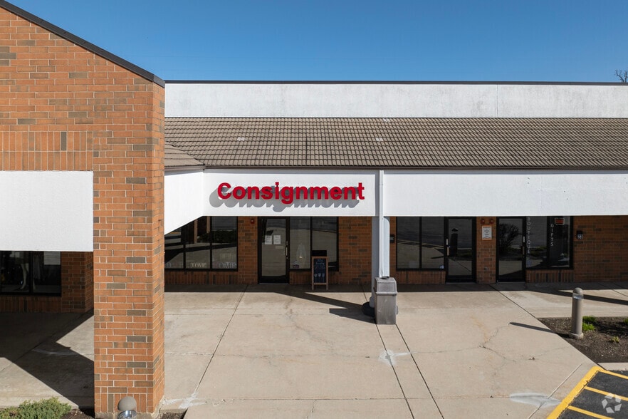 More Photos Of 401 N Riverside Dr, Gurnee Storefront For Lease