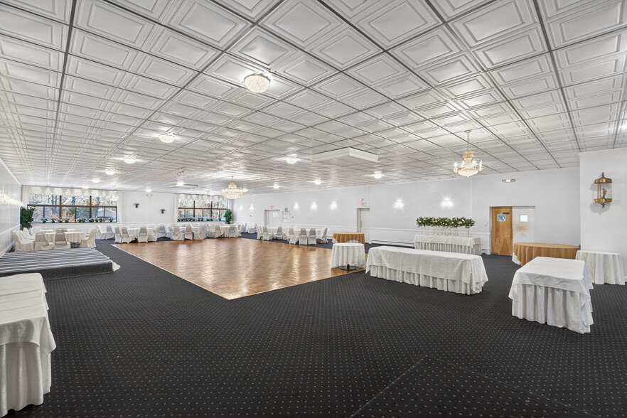 More Photos Of 1146 Spindle Hill Rd, Wolcott Freestanding For Sale