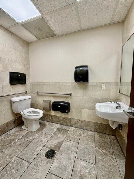 More Photos Of 906 Sixth Ave, Picayune Office For Sale