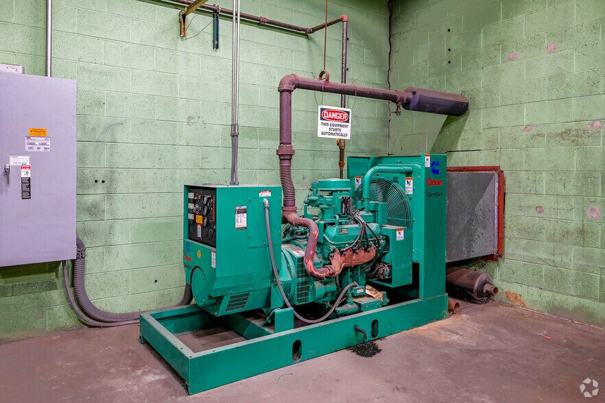 More Photos Of 1000 N South Rd, Scranton Warehouse For Lease