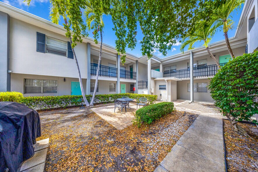 More Photos Of 202 Lucerne Ave, Lake Worth Apartments For Sale
