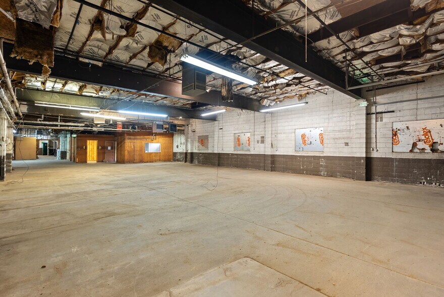 More Photos Of 314 E Market St, Warsaw Showroom For Sale