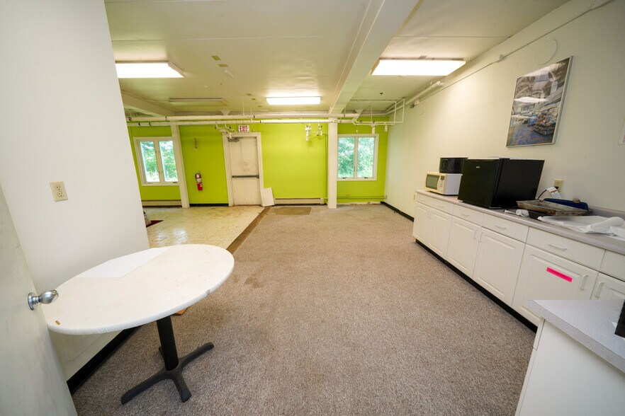 More Photos Of 248 Northport Ave, Belfast Manufacturing For Sale