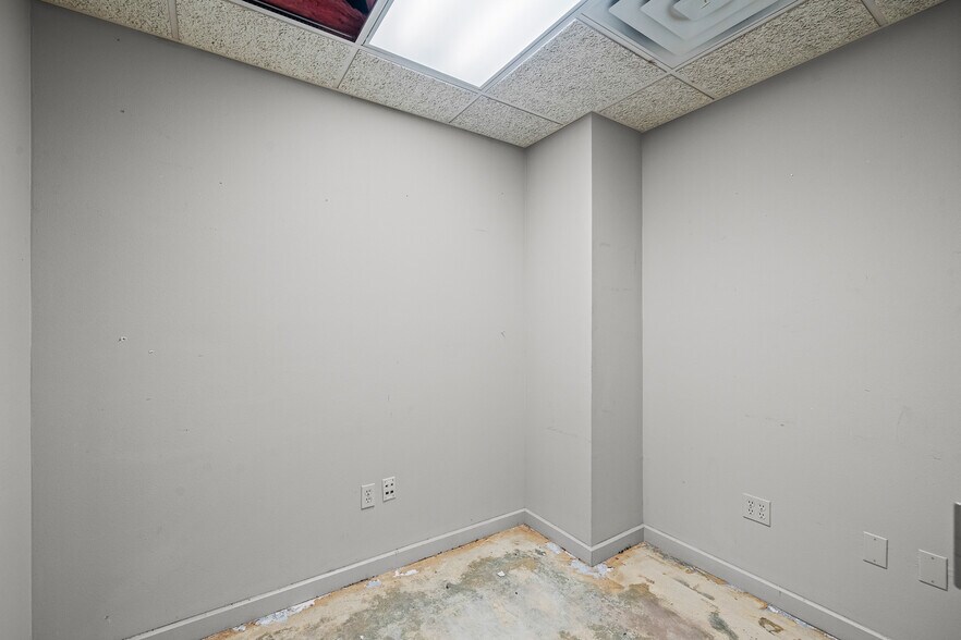 More Photos Of 7705 Quaker Ave, Lubbock Freestanding For Lease