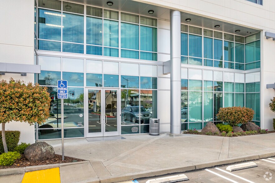 More Photos Of 400 Sunrise Ave, Roseville Office For Lease