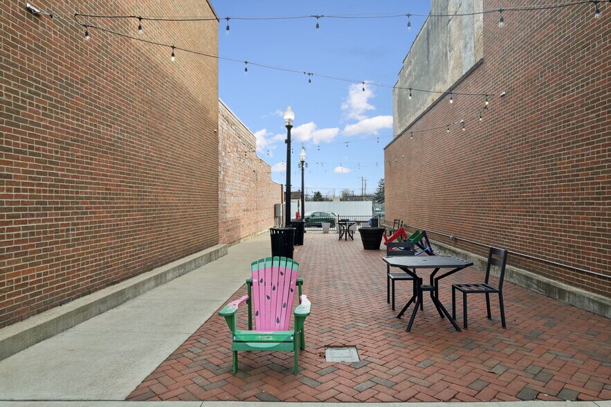 More Photos Of 126 N High St, Hillsboro Storefront Retail Residential For Sale