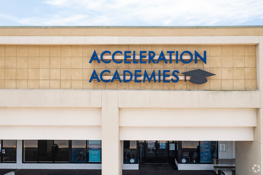 More Photos Of 935 N Beneva Rd, Sarasota Unknown For Lease