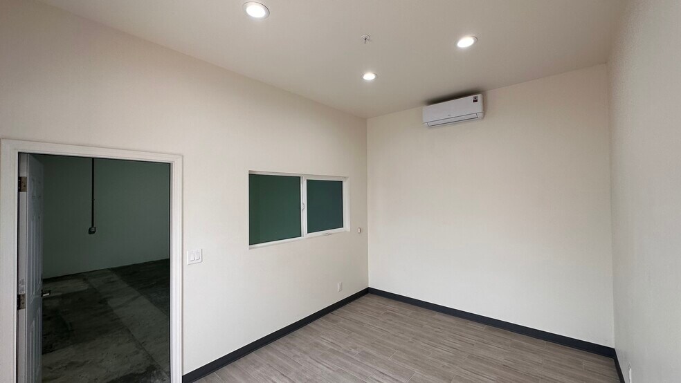 More Photos Of 1450 W Collins Ave, Orange Warehouse For Lease