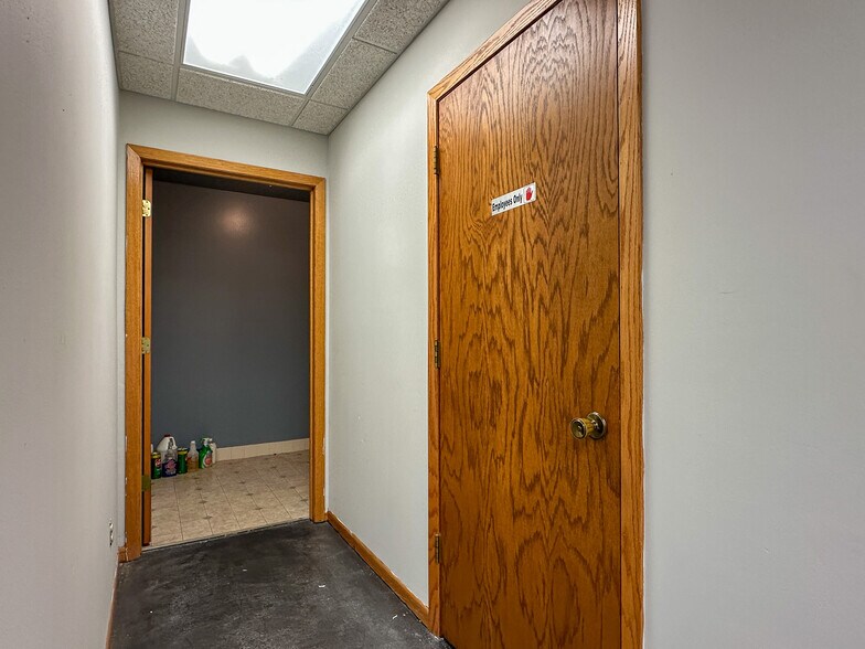 More Photos Of 233 S 8th St, Medford Office For Sale