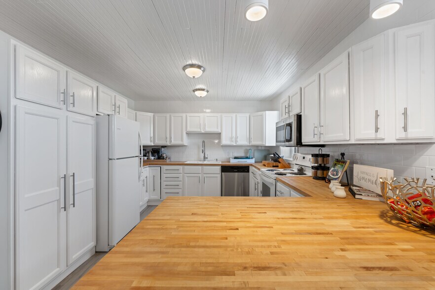 More Photos Of 267 W Sixth St, Port Orford Storefront Retail Residential For Sale