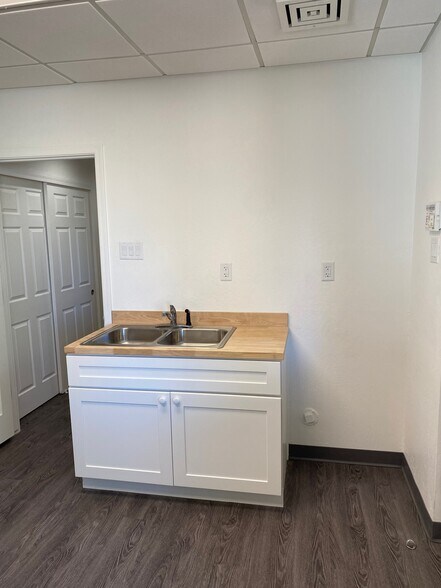 More Photos Of 5700 W Olive Ave, Glendale Medical For Lease
