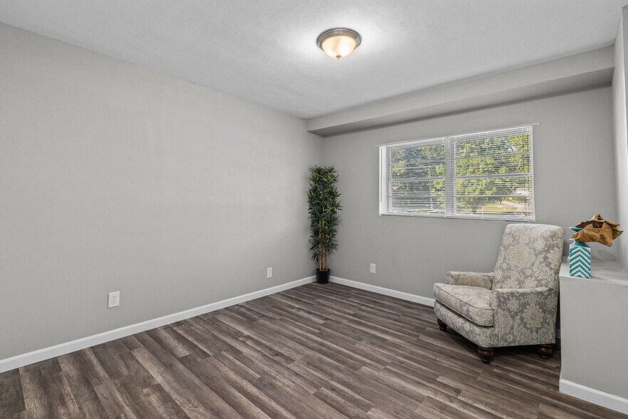 More Photos Of 10236 Halls Ferry Rd, Saint Louis Office For Sale