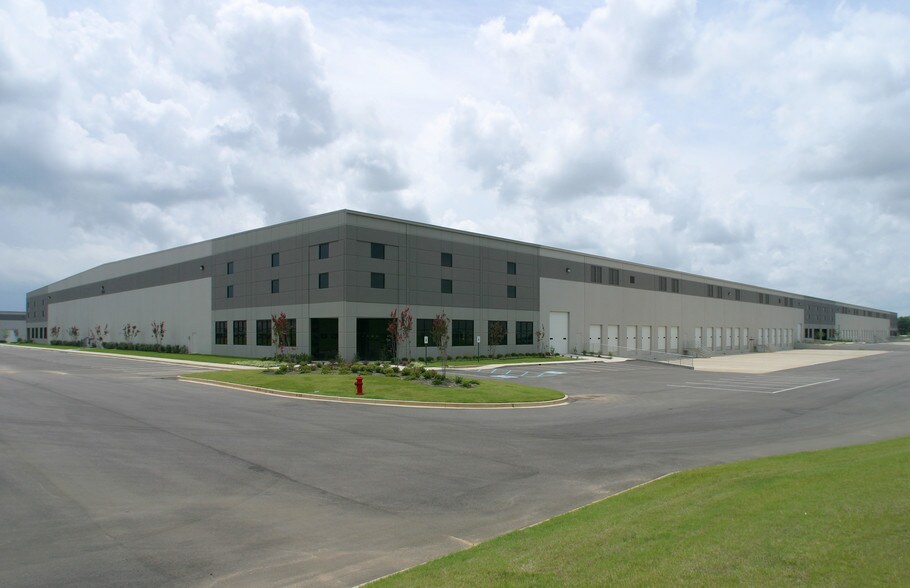 More Photos Of 5265 Hickory Hill Rd, Memphis Warehouse For Lease