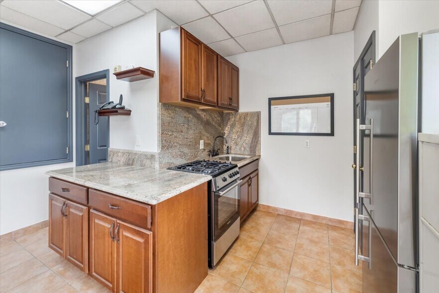 More Photos Of 456 Walker St, Fairview Flex For Lease