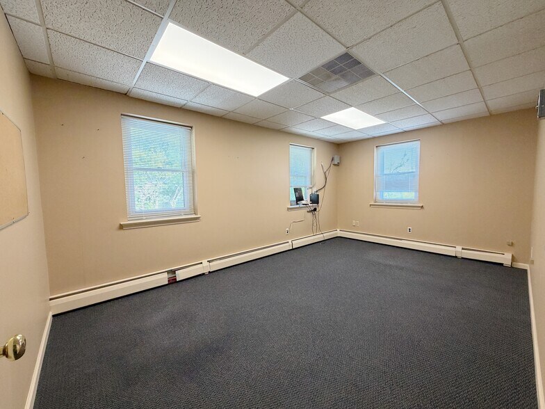 More Photos Of 216 Cedar Ave, Willow Grove Office Residential For Lease