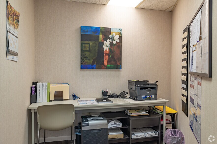 More Photos Of 25701 N Lakeland Blvd, Cleveland Medical For Lease