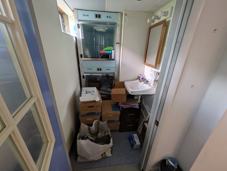 More Photos Of 2527 W Dublin Granville Rd, Columbus Veterinarian Kennel For Sale