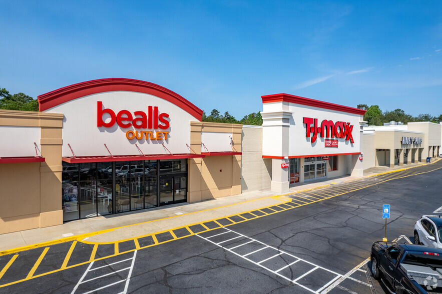 Primary Photo Of 201-365 Habersham Village Cir, Cornelia General Retail For Sale