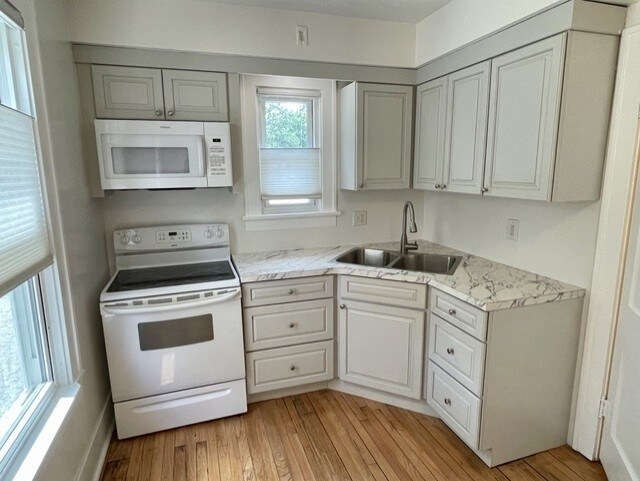 More Photos Of 208 S Elm St, Three Oaks Storefront For Sale