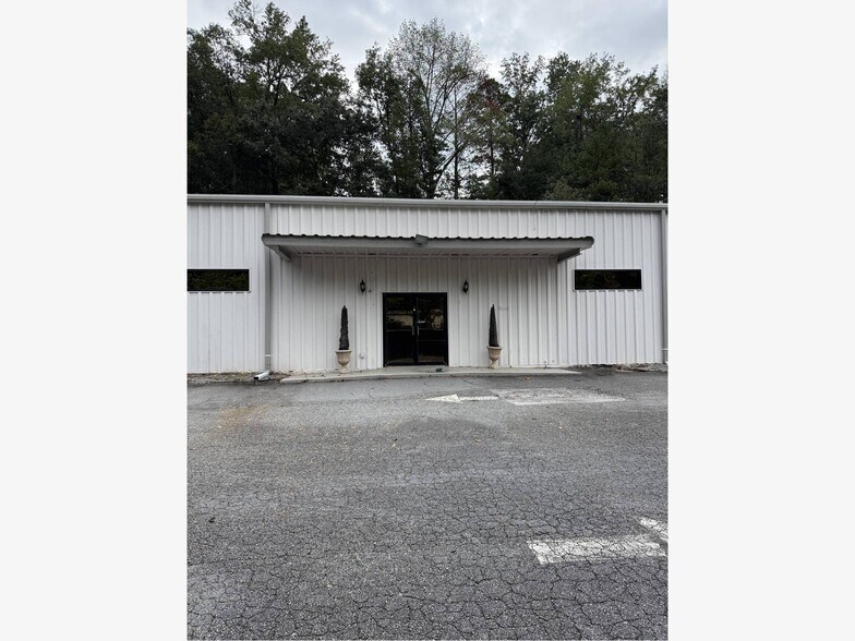More Photos Of 10400 D Alpharetta St, Roswell Flex For Lease