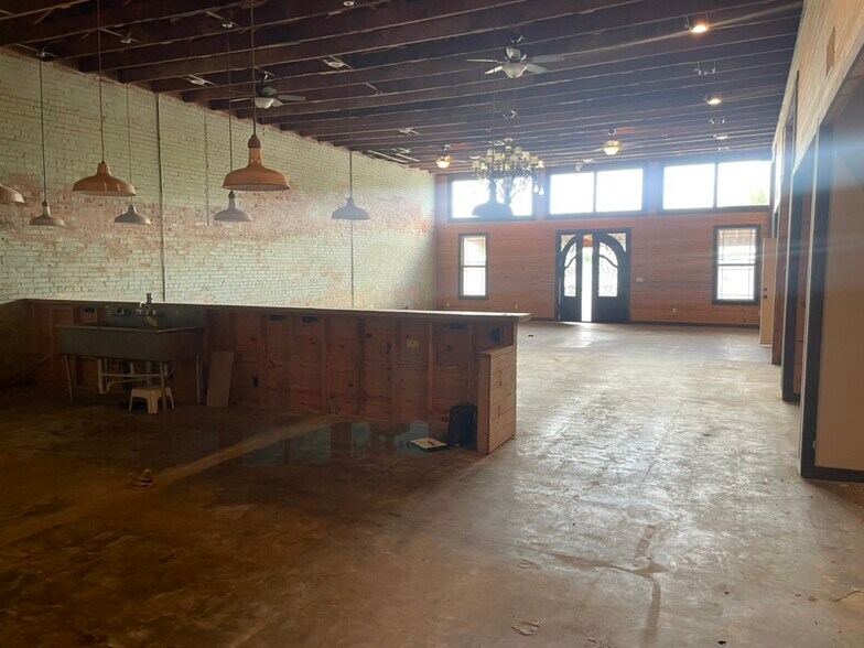 More Photos Of 189 Broadway St, Alba Storefront Retail Office For Sale