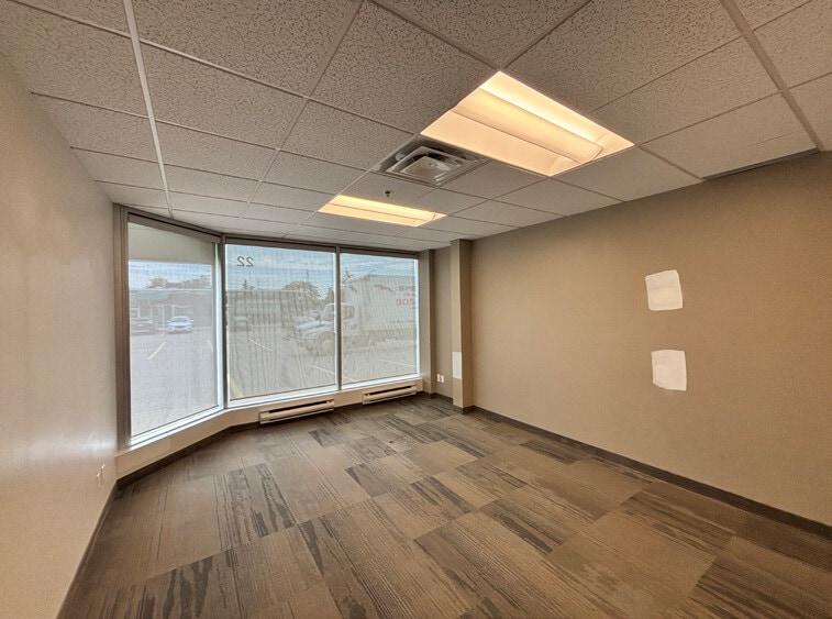 More Photos Of 405 Britannia Rd E, Mississauga Light Distribution For Lease