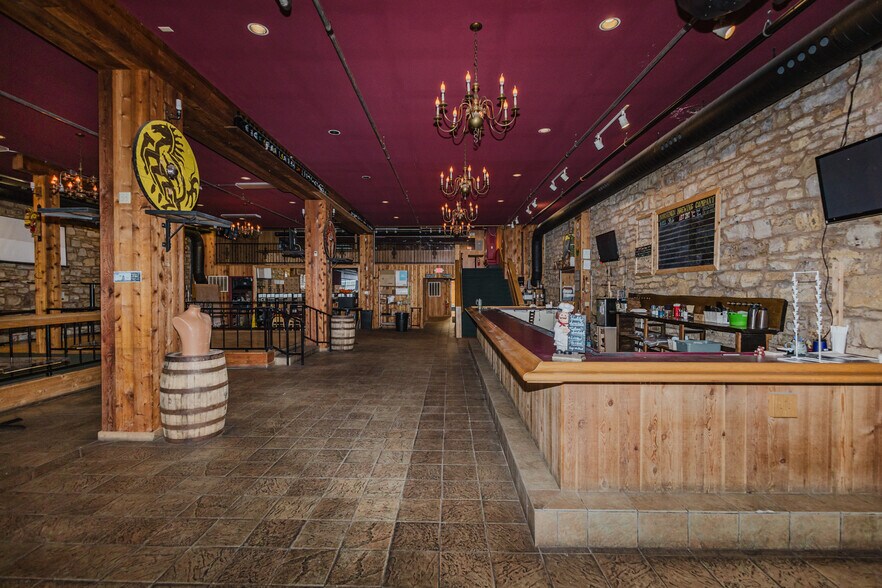 More Photos Of 830 N Kansas Ave, Topeka Bar For Sale