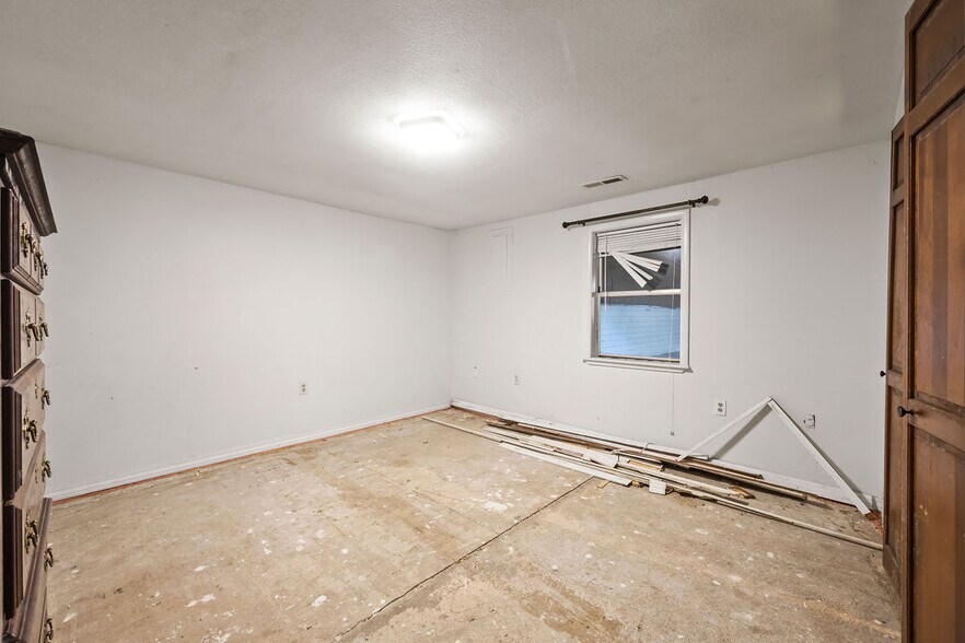 More Photos Of 121 S Nelson Ave, Gentry Light Manufacturing For Lease