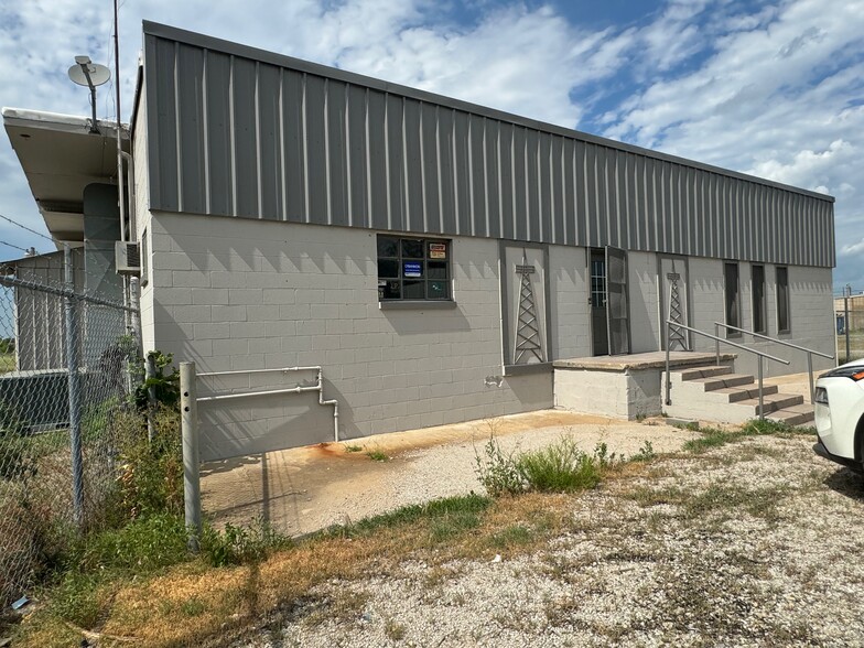 Primary Photo Of 324 E Vine St, Cushing Flex For Lease