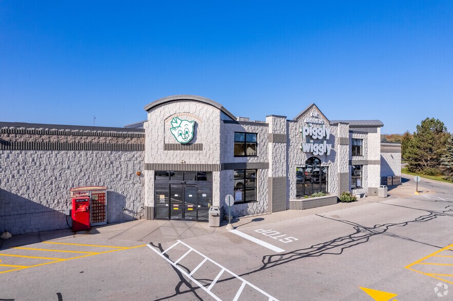 More Photos Of 505-525 Cottonwood Ave, Hartland Unknown For Lease
