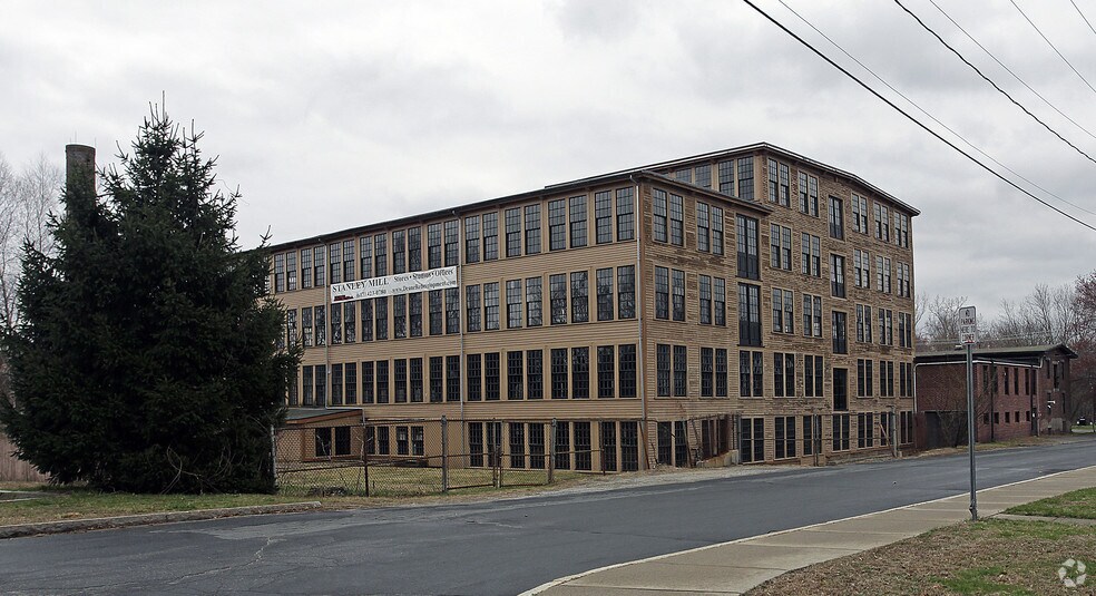 More Photos Of 146 Mendon St, Uxbridge Loft Creative Space For Sale