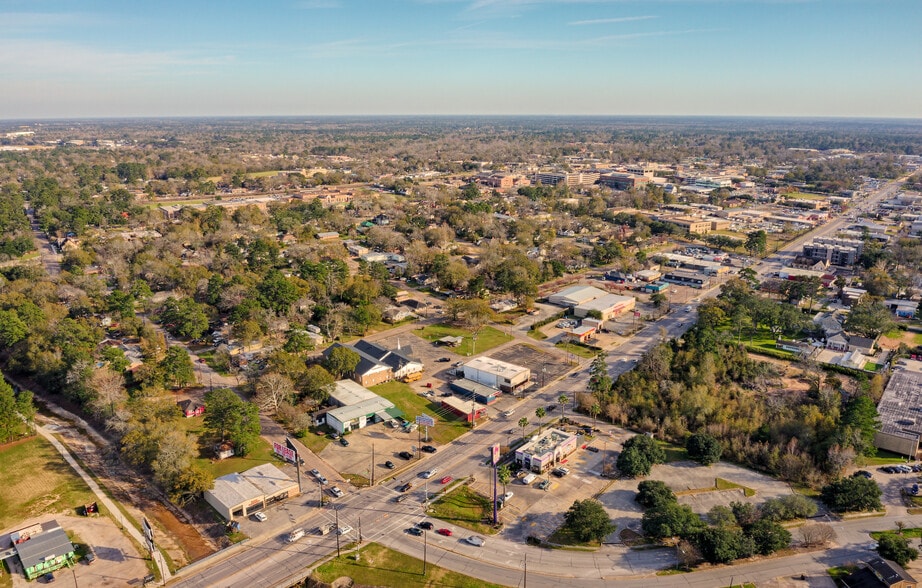 More Photos Of 1112 N Frazier St, Conroe Freestanding For Sale