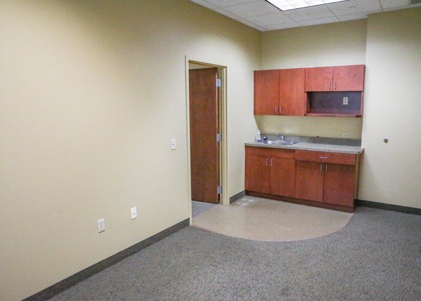 More Photos Of 1605 Heritage Dr, Northfield Office For Lease