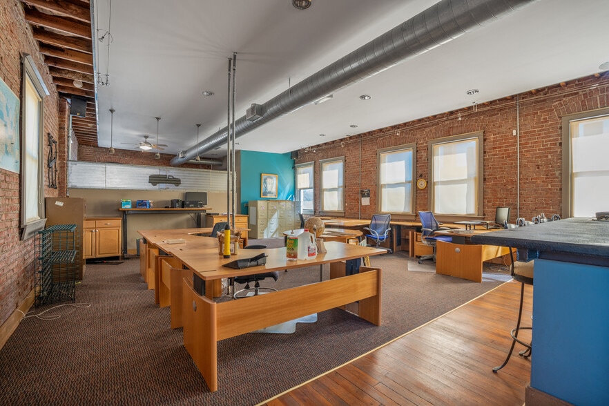 More Photos Of 2510 E 85th St, Kansas City Flex For Sale