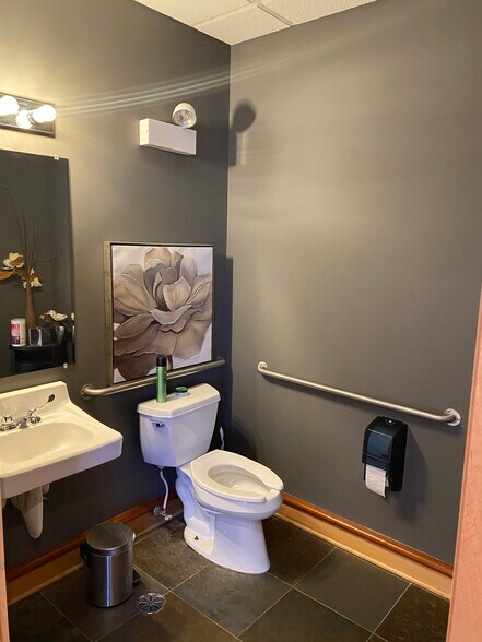 More Photos Of 399 Wall St, Glendale Heights Warehouse For Lease