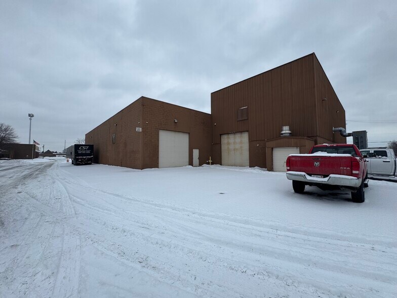 More Photos Of 21338 Carlo Dr, Clinton Township Manufacturing For Lease