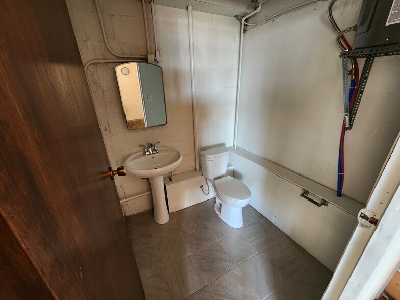 More Photos Of 2177 State St, Columbus Auto Repair For Lease