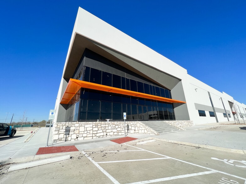 More Photos Of 11708 McAngus Rd, Del Valle Warehouse For Lease