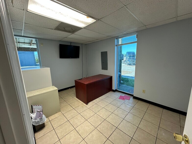 More Photos Of 1230 Industrial Park Rd, Columbia Warehouse For Lease