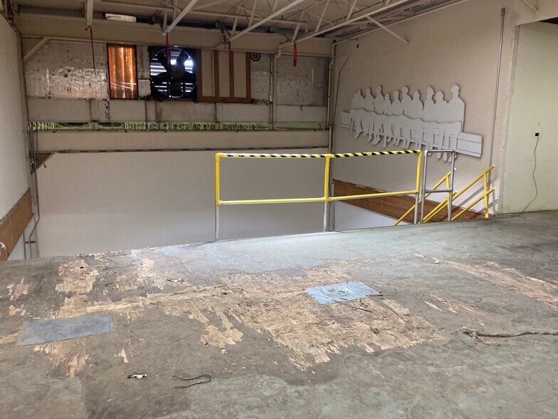 More Photos Of 221 S 31st St, Kenilworth Warehouse For Lease