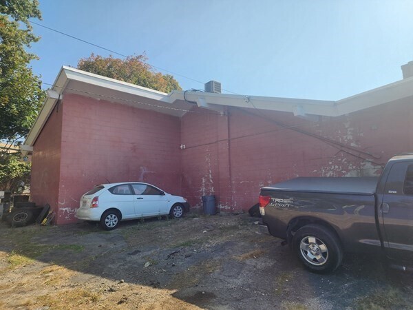 More Photos Of 120 Amesbury St, Lawrence Auto Repair For Sale
